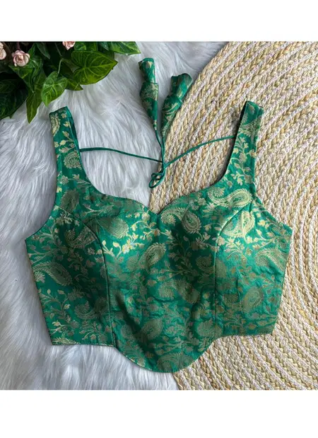 Tew Heavy Banarasi With Tricot Fuising Blouse Wholesalers In Delhi